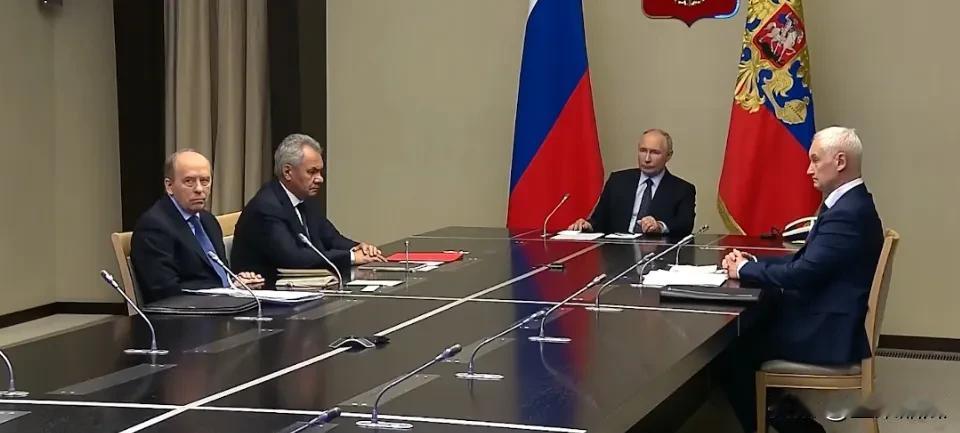 8月7日，俄罗斯国防部召开了高级别会议，讨论乌军进攻库尔斯克。身处南部战区的格拉