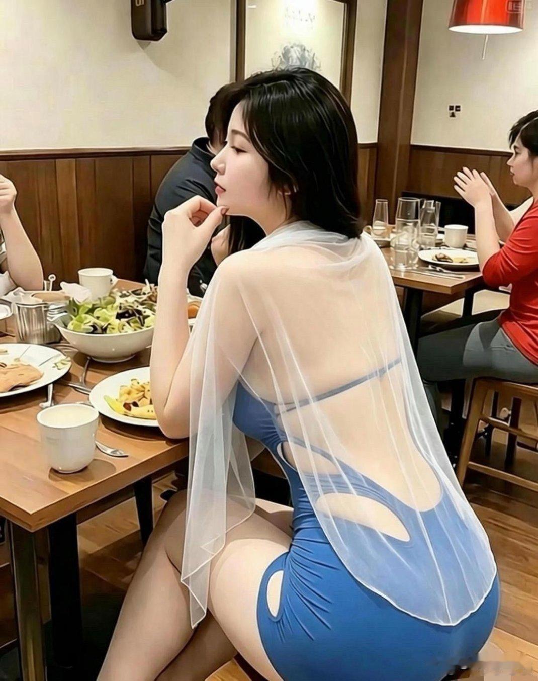 夏日生活打卡季洪洞海底捞吃饭是拍照肤白貌美的美女穿成这样就出门吃饭，老公也放心，