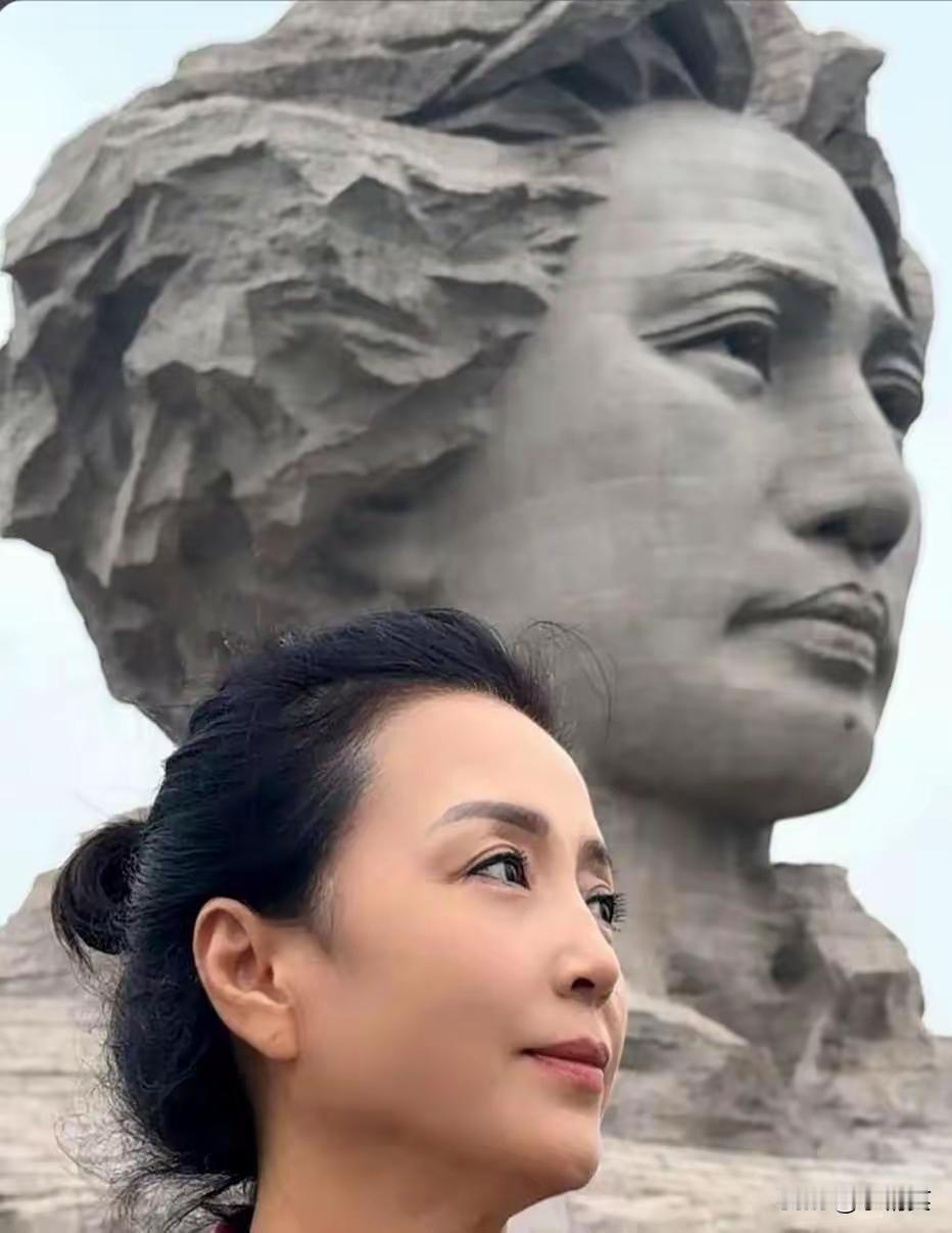 这位美女成了人人都羡慕的对象。
只因她和毛主席的这张合影。
她模仿毛主席的神情，