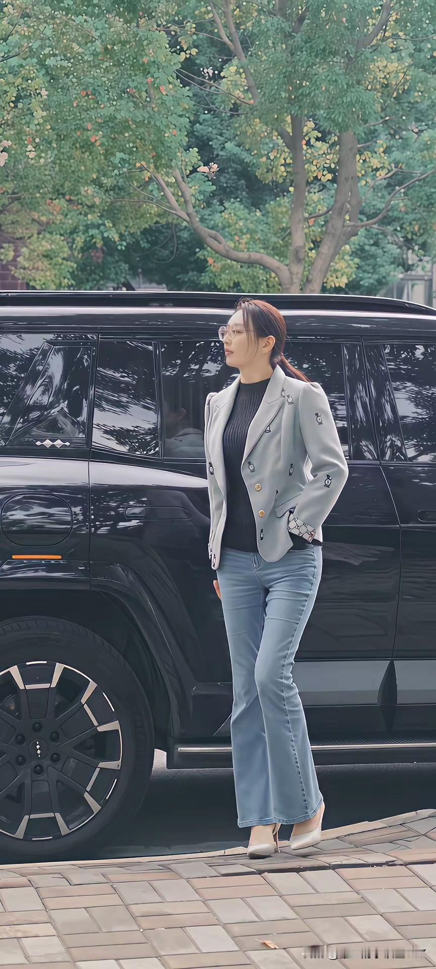 这姑娘靠在车边好有范儿！