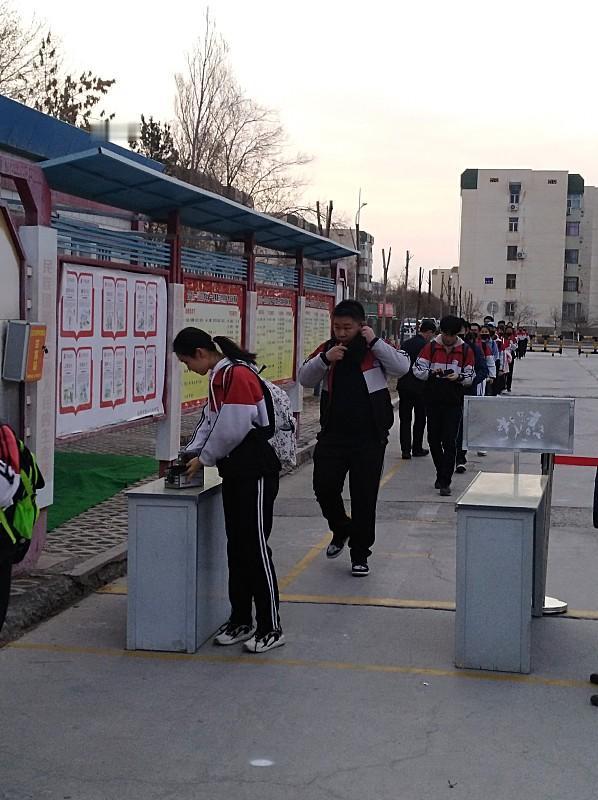 学生发型不合格不让进校门合理吗 我们学校去年真搞过这个规定，德育处主任每天守在校