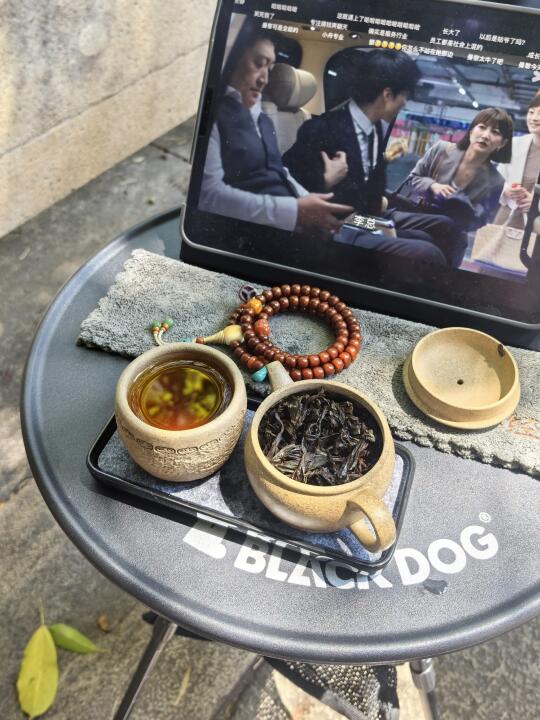 也是出息了，在景区里摆上摊了