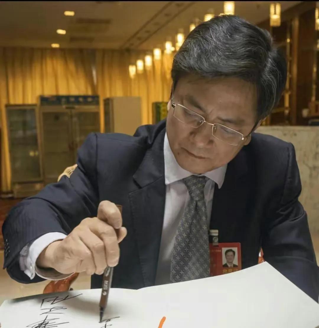 人如其字，虎虎生风…
郑强教授书法赏识！！
这字，你觉得如何呢？
张教授虽然卸任