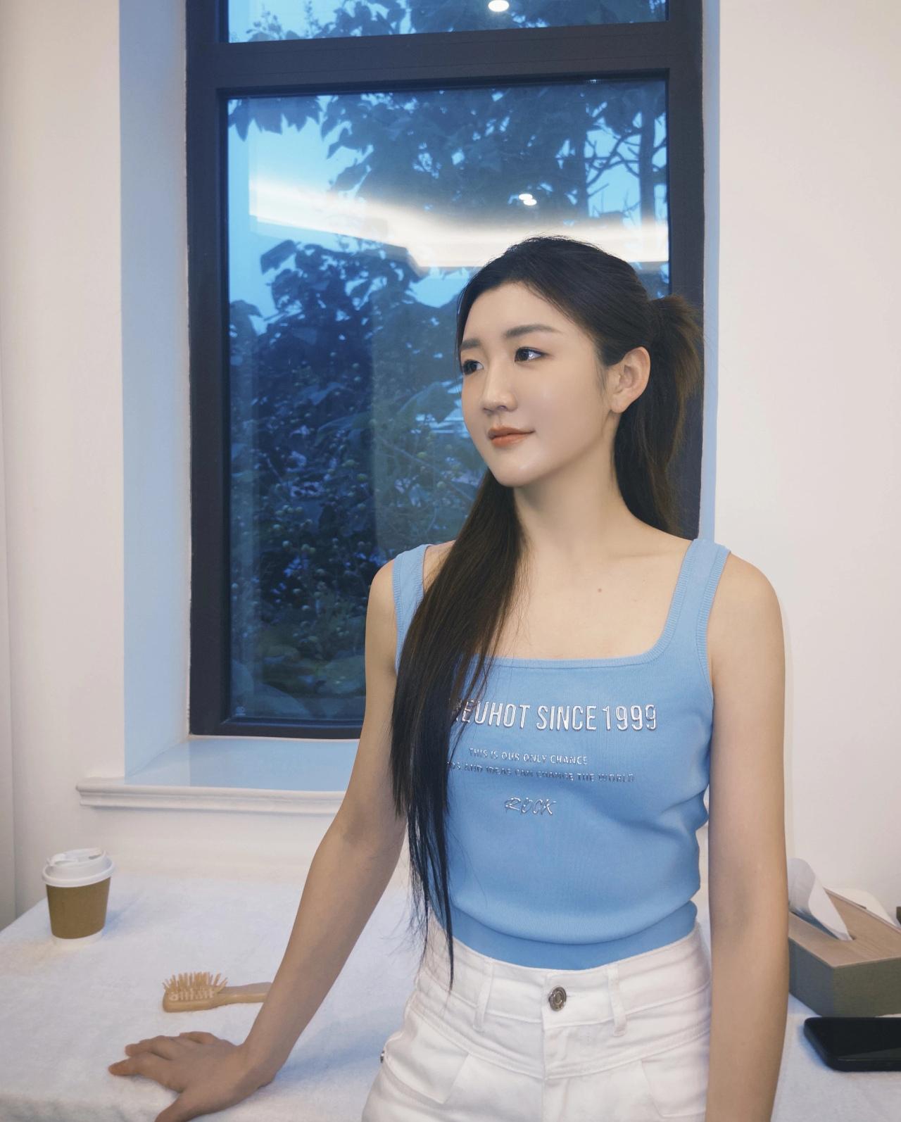 陈梦
清新减龄穿搭
蓝色配白色，好看极了
既清新减龄又给人一种治愈感
怎么看怎么