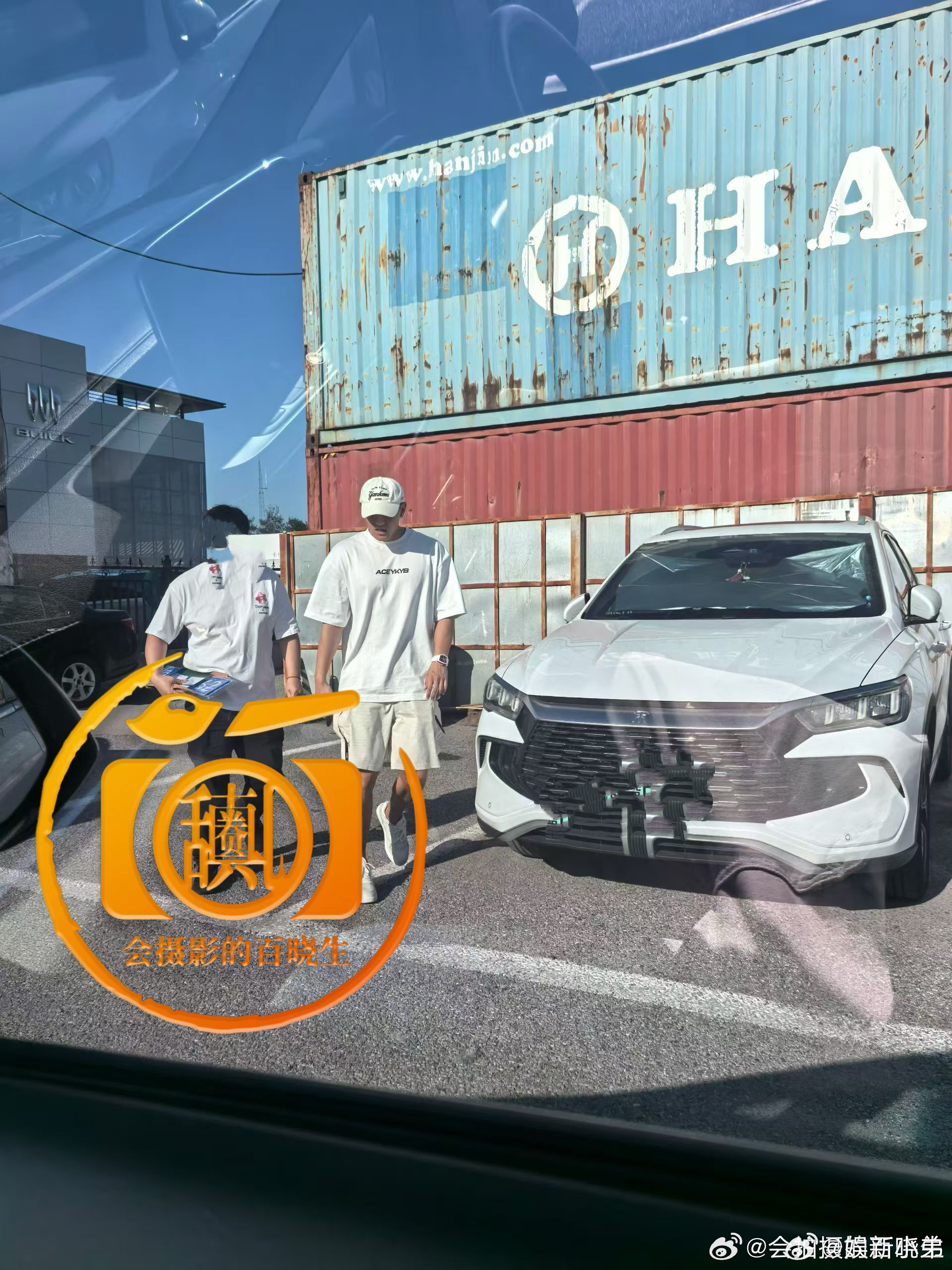 黄子韬在车管所狗仔拍到黄子韬违停后现身车管所。 