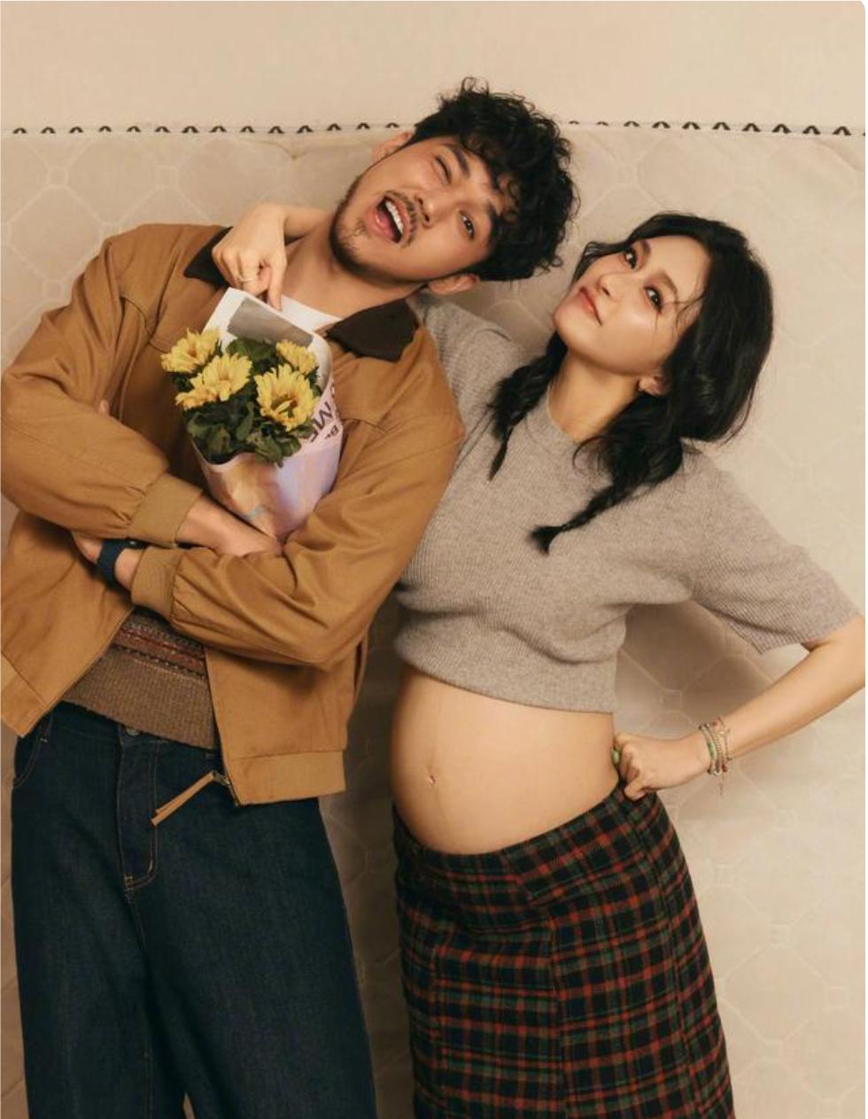 娱乐圈又一喜讯传来，陈牧驰陈冰官宣得子，并晒出一家三口碰拳照，好温馨有爱。