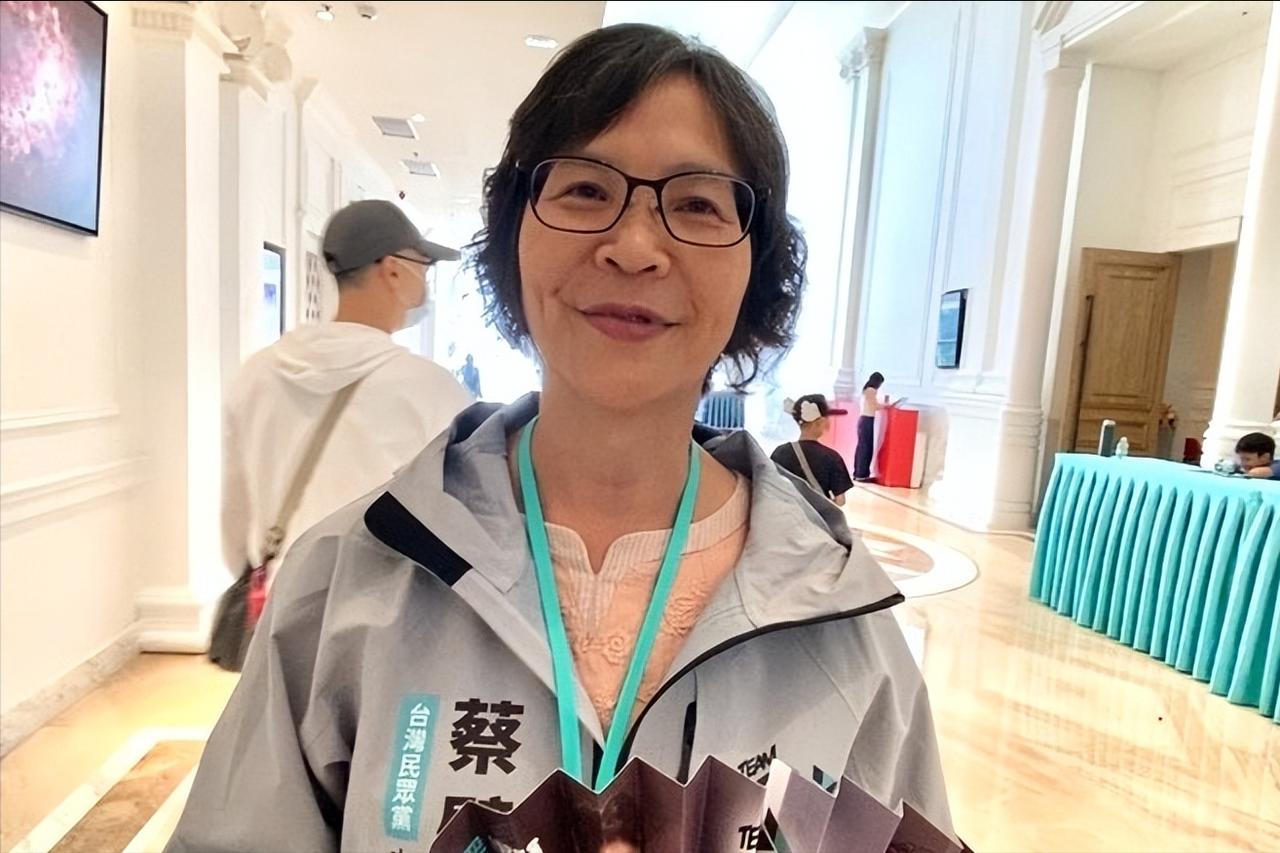 蔡壁如高调亮相民众党党庆活动，一改往日低调，甚至在接受采访时高调宣布，希望能代表