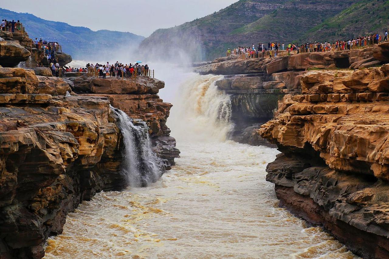下联：风临蜀道动悲歌
赏析：这幅下联以“风临蜀道”对上联“雾锁黄河”，空间由北至
