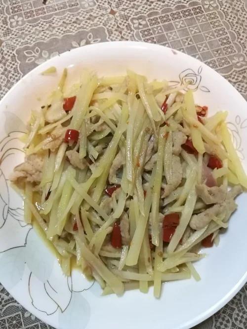 为何家中长辈在烹饪时通常会加入葱、姜、蒜等调料，而对于一些年轻人来说，这些调料似