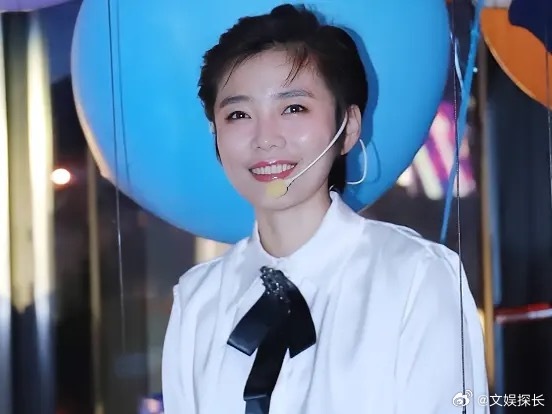 厉娜恨过许飞非常久同为06超女的二人昔日十分要好，却因私密话外传的误会断联多年。