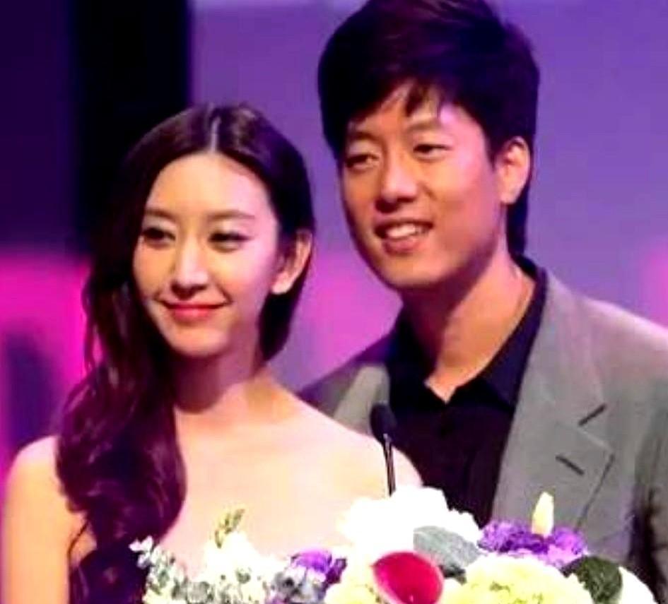 当年闹得满城风雨的离婚。
没人想到真相是这样。
不是谁出轨，是路走岔了。
姚晨最