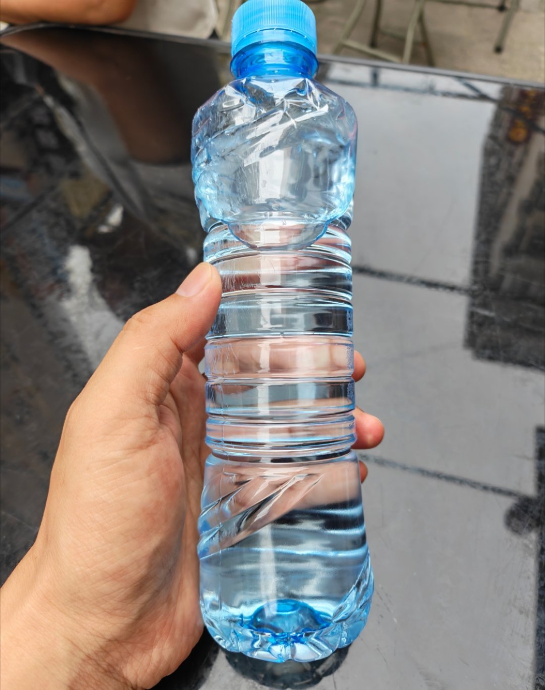 天太热，一天能喝三瓶水。 