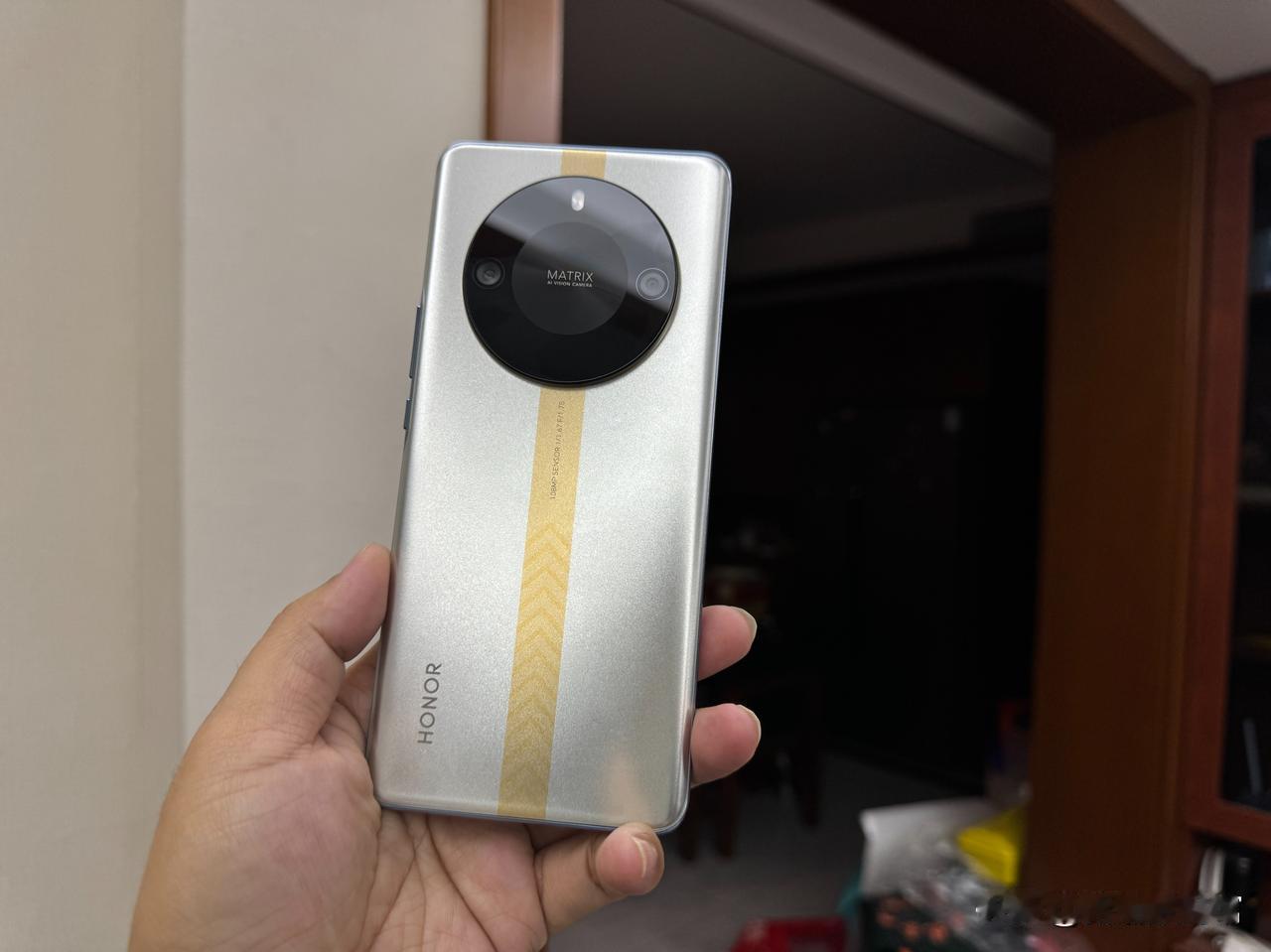 刚拿到荣耀X50 GT手机，手感真不错，屏幕很通透，这也是荣耀的强项。从价格和配