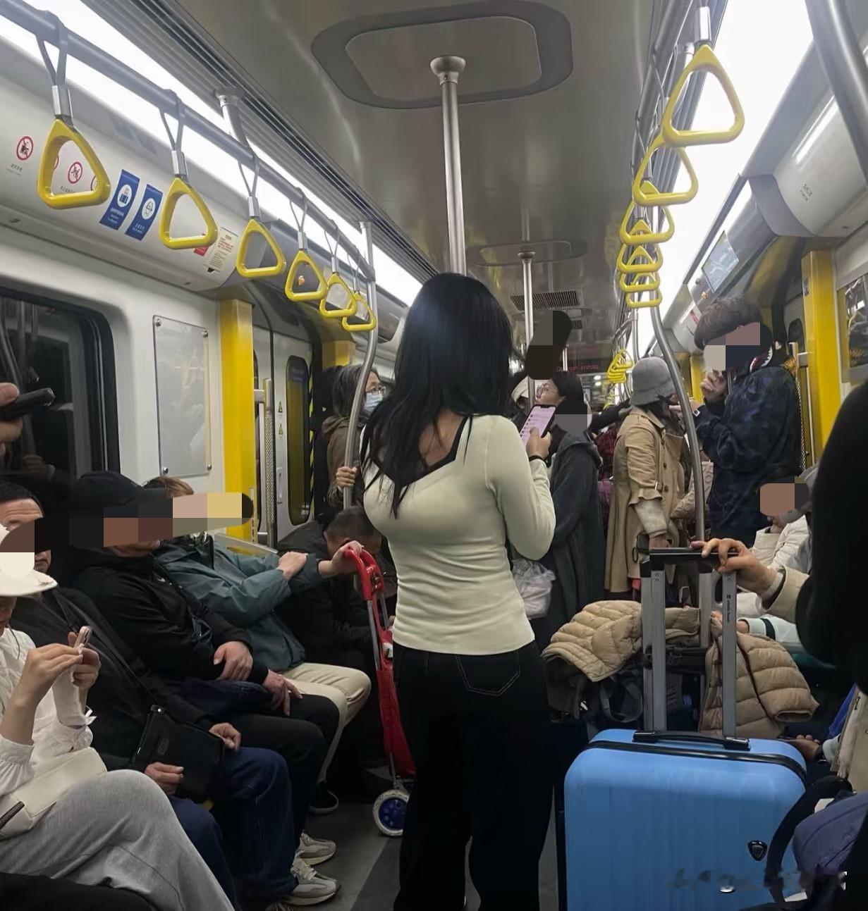 说句不该说的，现在地铁里的味道，真的让人感觉不好，很臭。冬天穿得厚，身上的味道全