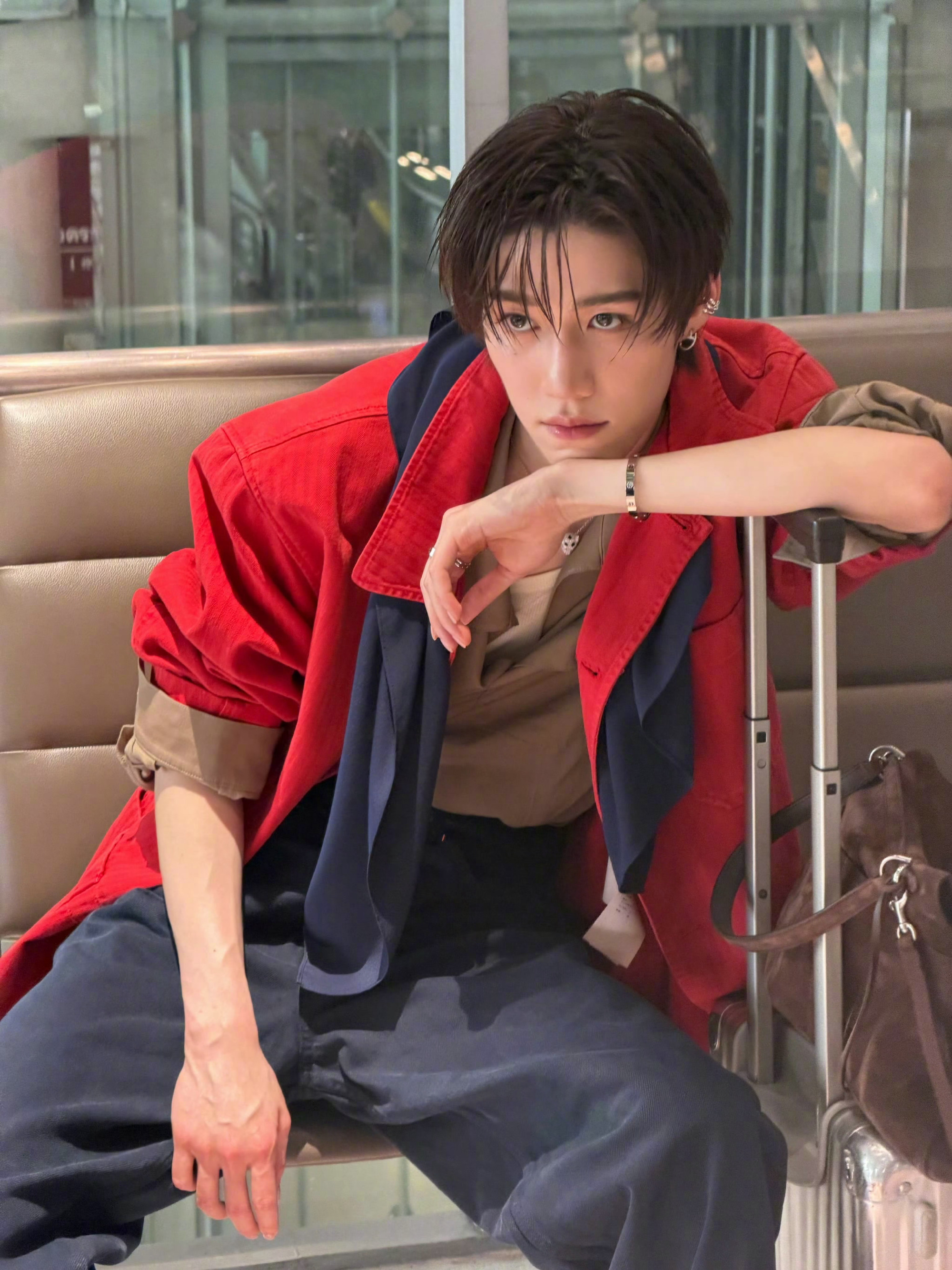 PP Krit出席卡地亚墨尔本冬季大师展前的出发造型也太亮眼了！新晋品牌大使排面