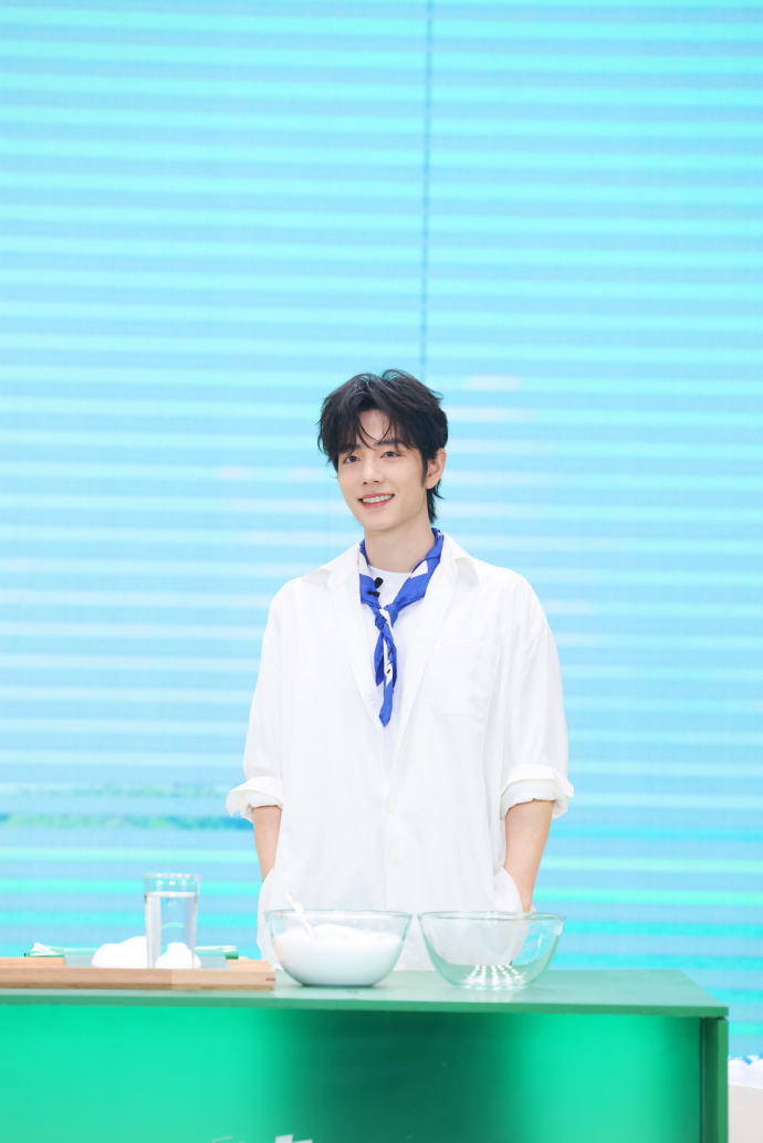 肖战浅衫拂夏肖战笑意漫过今日  肖战浅衫拂夏，肖战笑意漫过今日，谁懂这个肖战一身