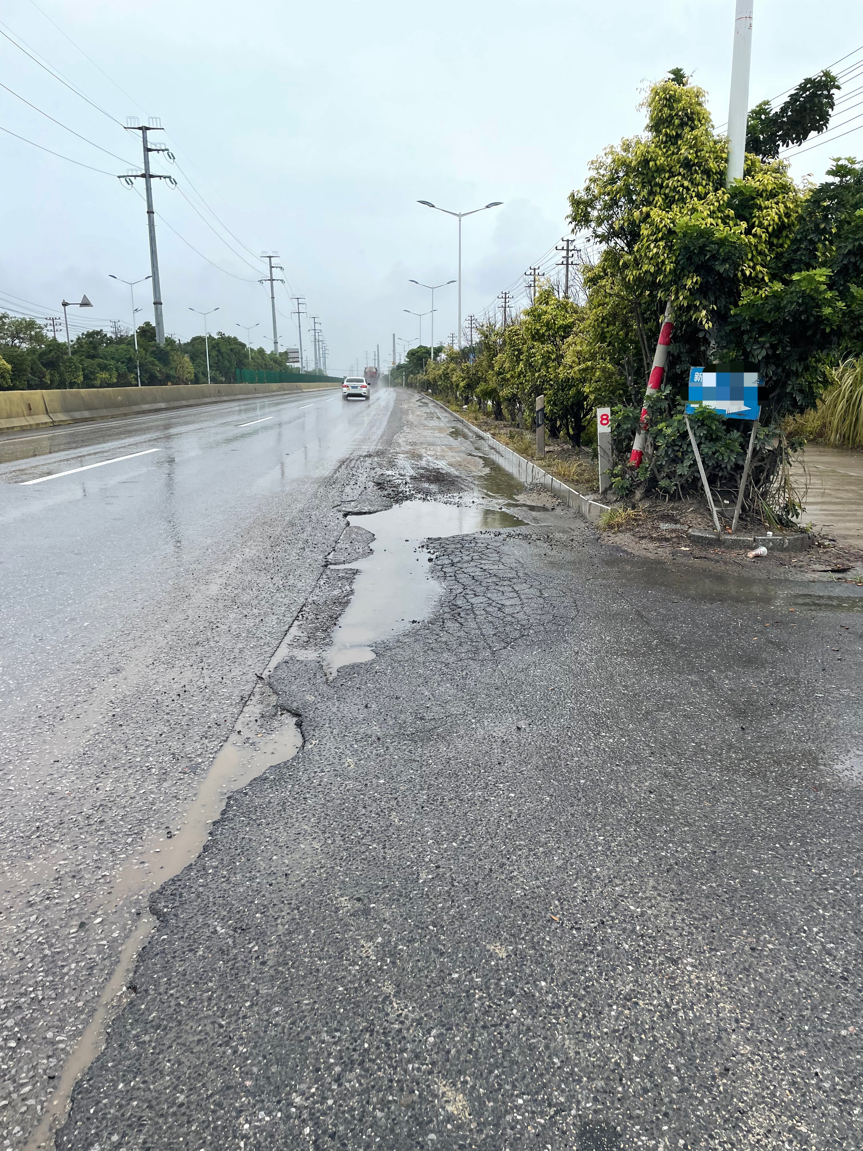 【玉林北流某工业园路段非机动车道破烂严重】6月27日，据网友爆料称：玉林市北流某