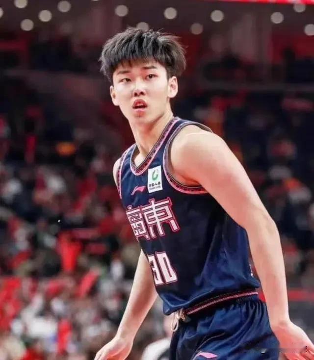 3年前能防住赵继伟的那个李奕臻去哪里了？有可能马上从cba赛场消失了。前段时间他