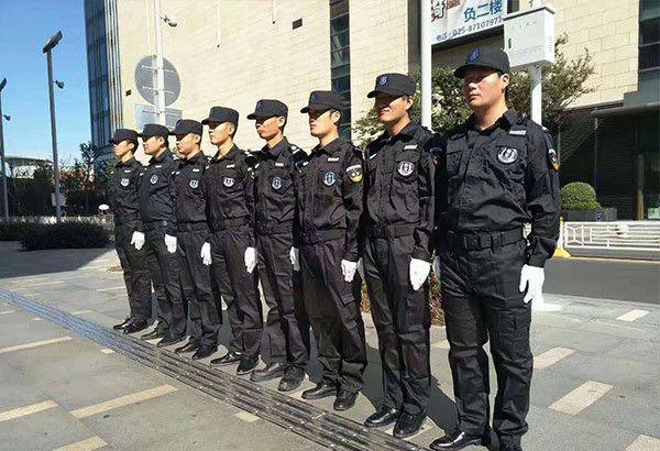 城中村选号，二十多个小伙穿制服站门口，日结一百出头，管顿午饭。
他们不是没别的路