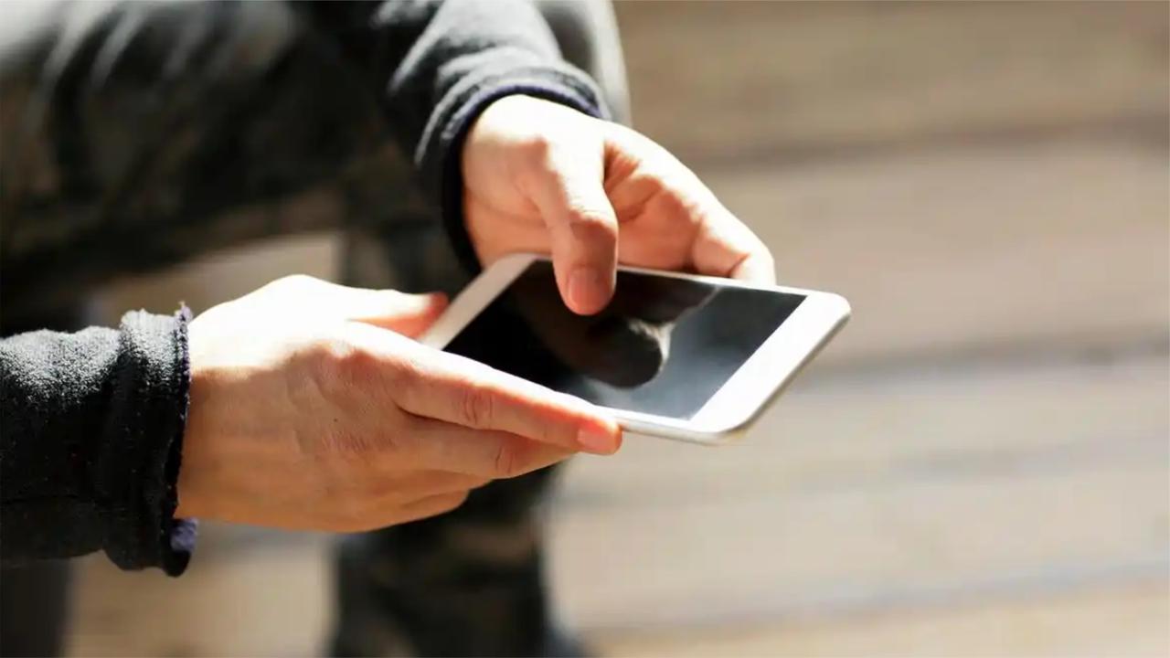 男子捡到手机索要200元保管费，后称送还途中丢失，失主起诉索赔，法院调解赔900元