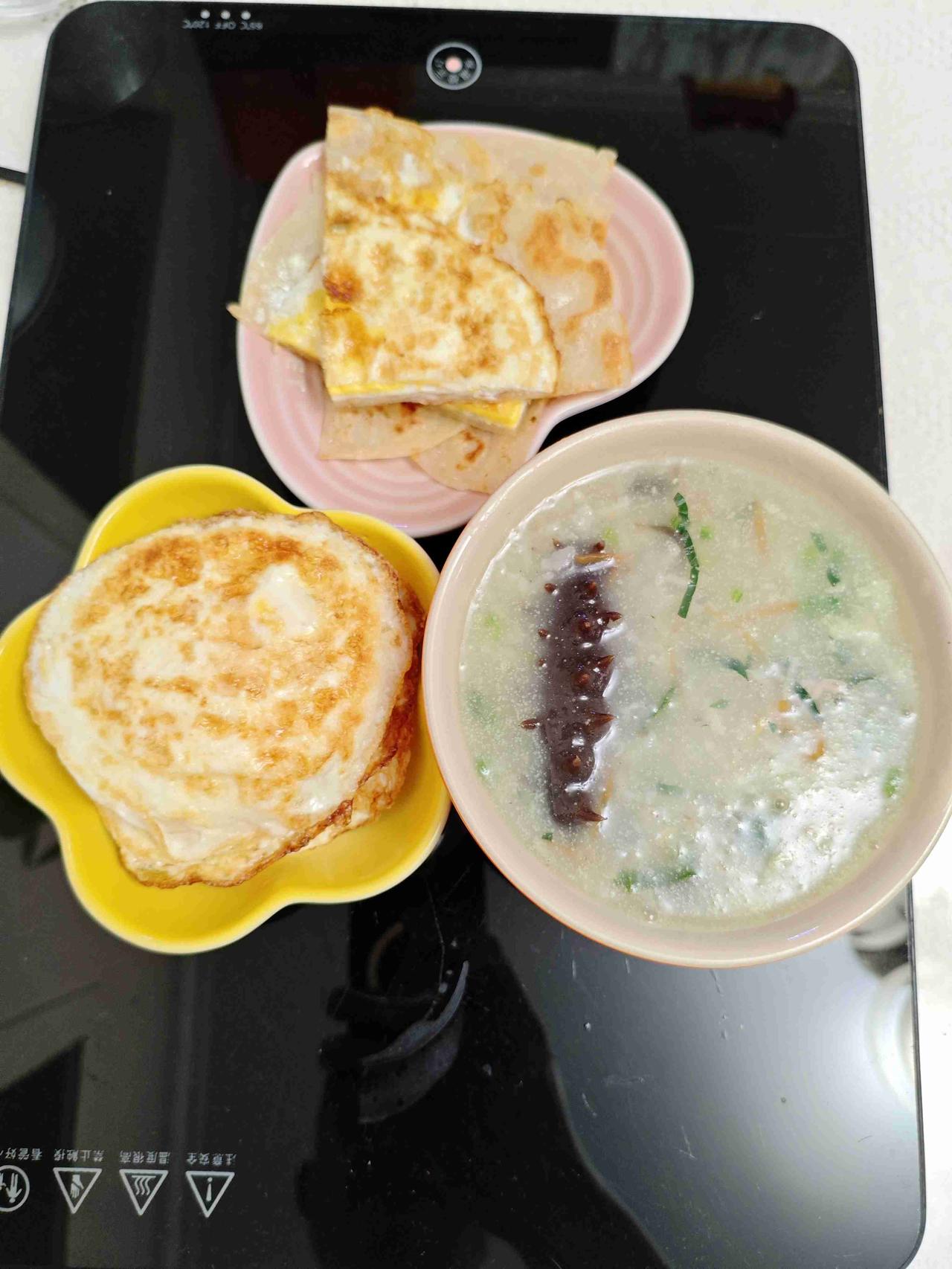 带定位晒今日生活早餐：皮蛋瘦肉海参粥、手抓饼、煎蛋。简简单单又是一天！[笑]
我