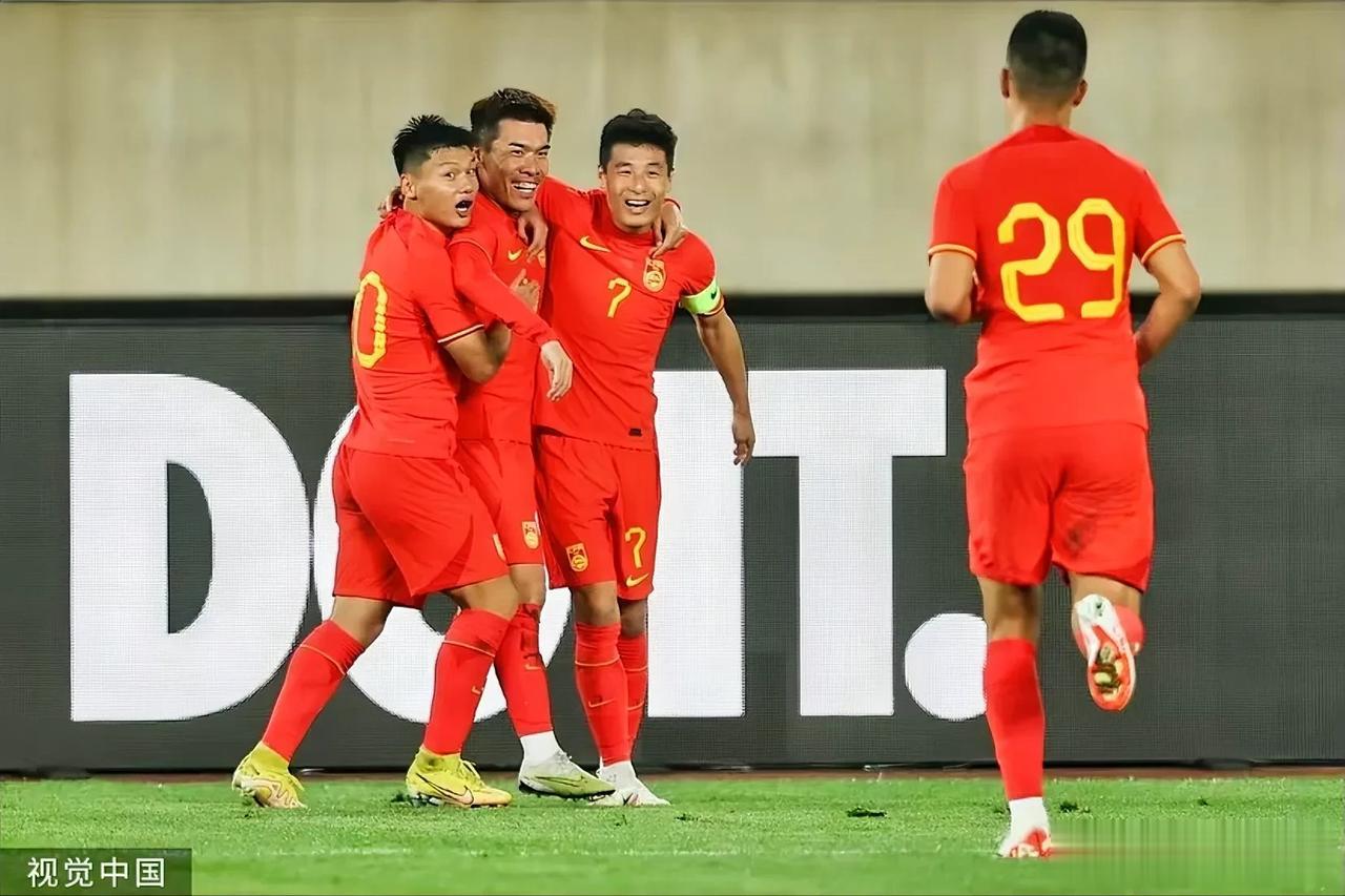 国足2-0越南，终于复仇成功，暴露出3个可笑的事实

1、这是越南队吗，这分明是