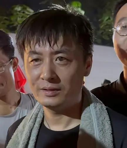 现在大家都把陈杰当成了张雪峰老师的替身，都想要跟他来上一张合影以作纪念，毕竟我们
