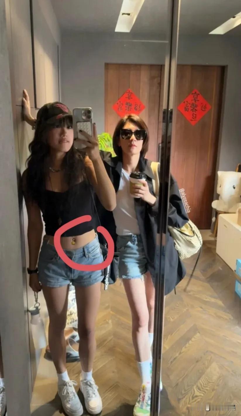 梧桐妹晒和妈妈贾静雯的母女合照，虽然她的身高比妈妈高，但是颜值，气质真的不如妈妈