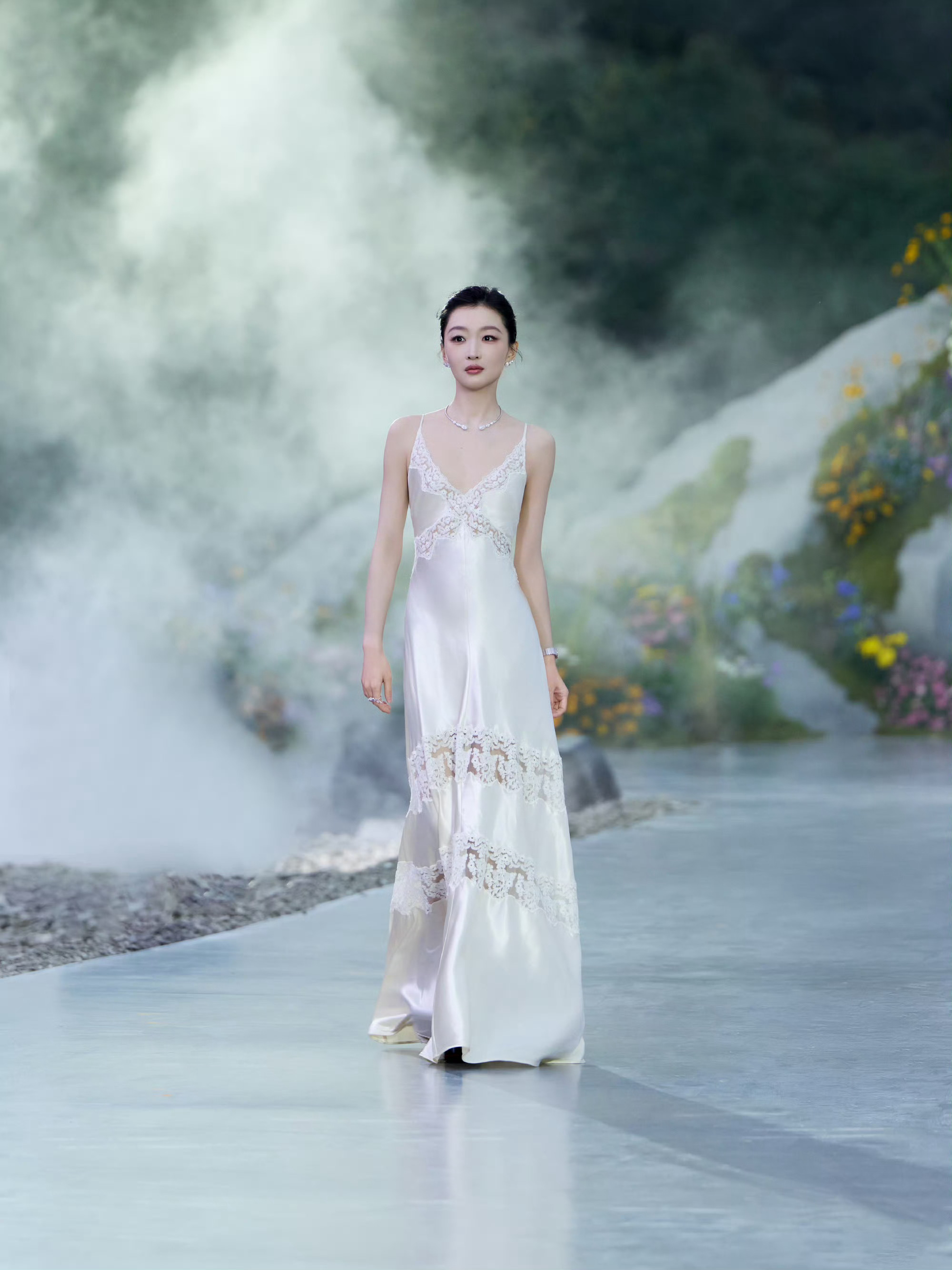 鬼见了周冬雨都得低头周五晚高疯没想到个人小小能量大到鬼见了她都要低头，还得周冬雨