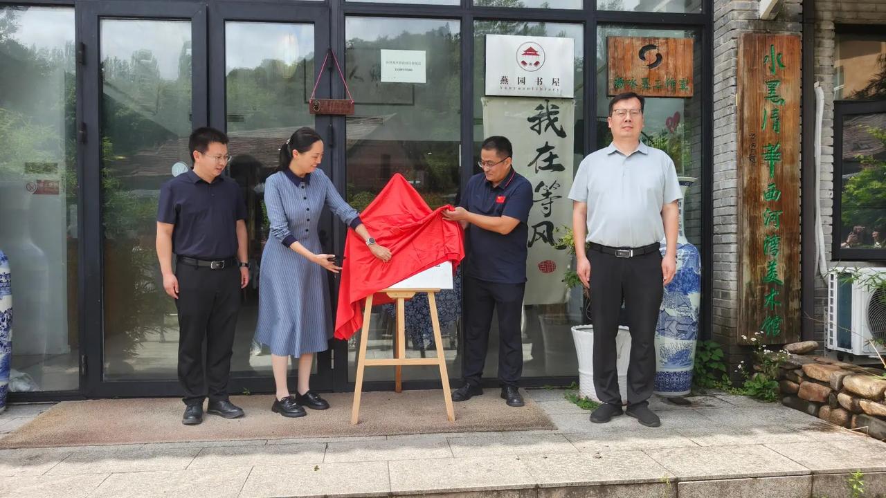 7月7日郑州航院，新县县乡各级领导在水墨清华西河湾美术馆创作基地为航院大学生实习