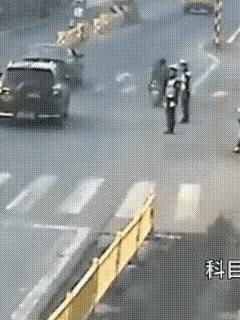 若不是交警及时拽住了，一起事故就发生了，出门不带脑子，这种人迟早会出事的，把自己