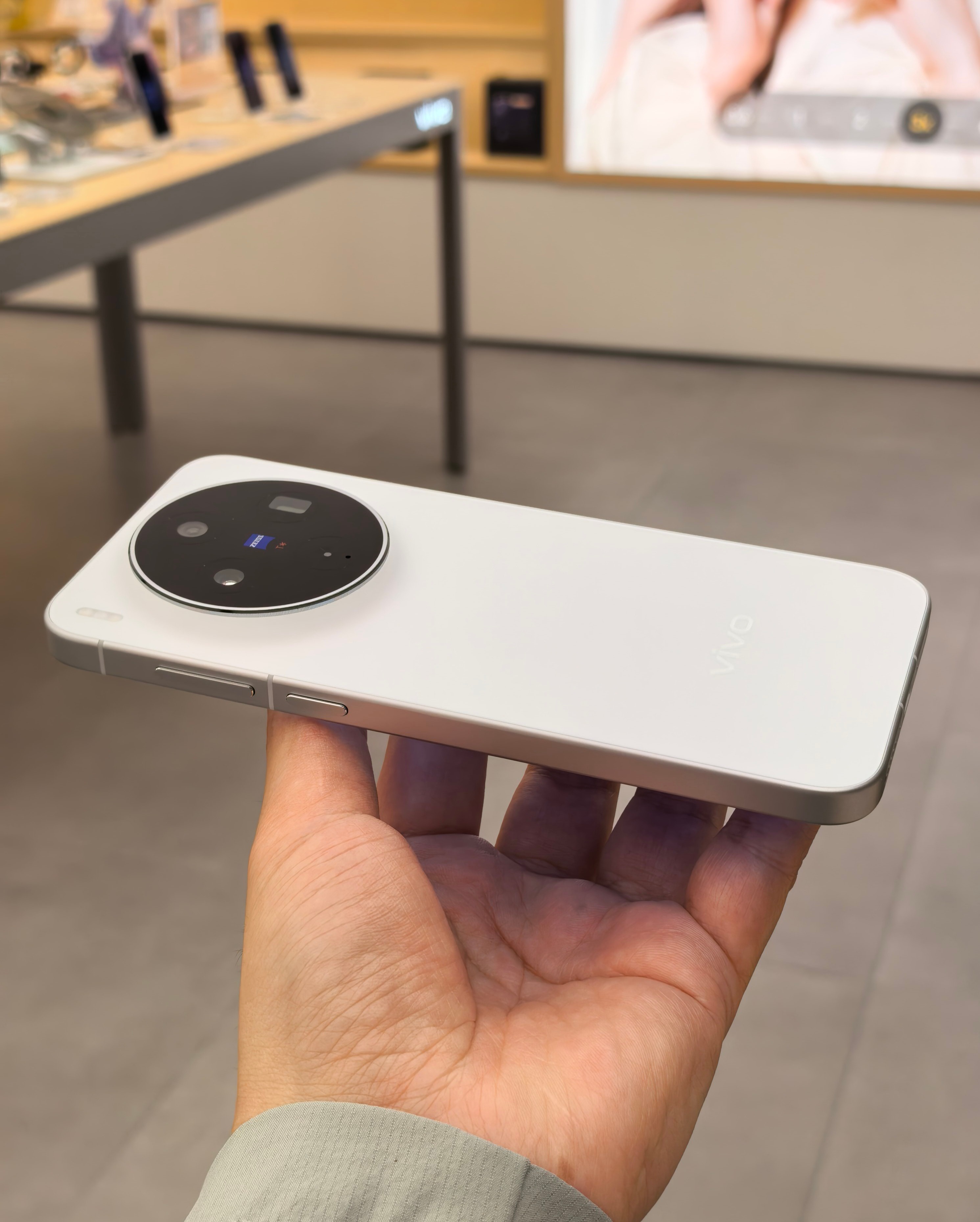 vivo X300s银白真机图来了。后盖确实是银色白色混在一起的感觉，是那种摸着