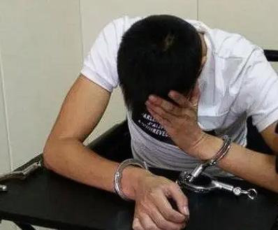 云南一男子深夜觉醒，发现邻居欲对其妻不轨，便用木棒将邻居打伤至骨折。邻居家属随后