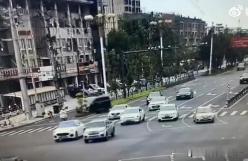 这个新闻越看越气
居然还有人说电瓶车不能载双人
哪怕是错了，这也是小事吧！
人家