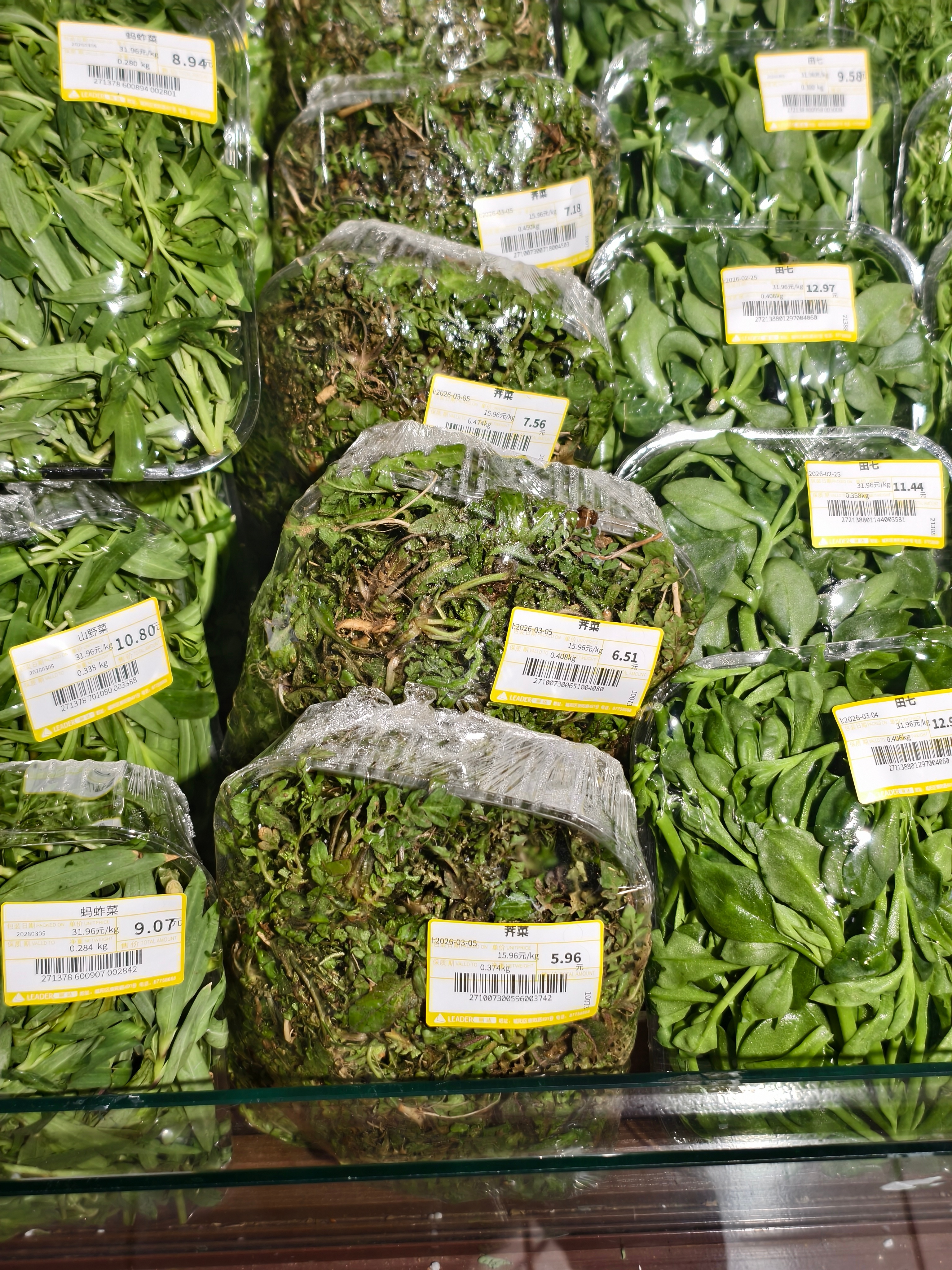 怎么说呢，还得是人家胖东来，胖东来室外保洁月薪近万元，八成员工月收入9000元，