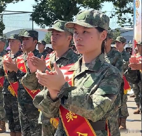9月14日，宁波象山，一18岁姑娘应征入伍，姑娘称，她从小就非常向往军旅生活，爷