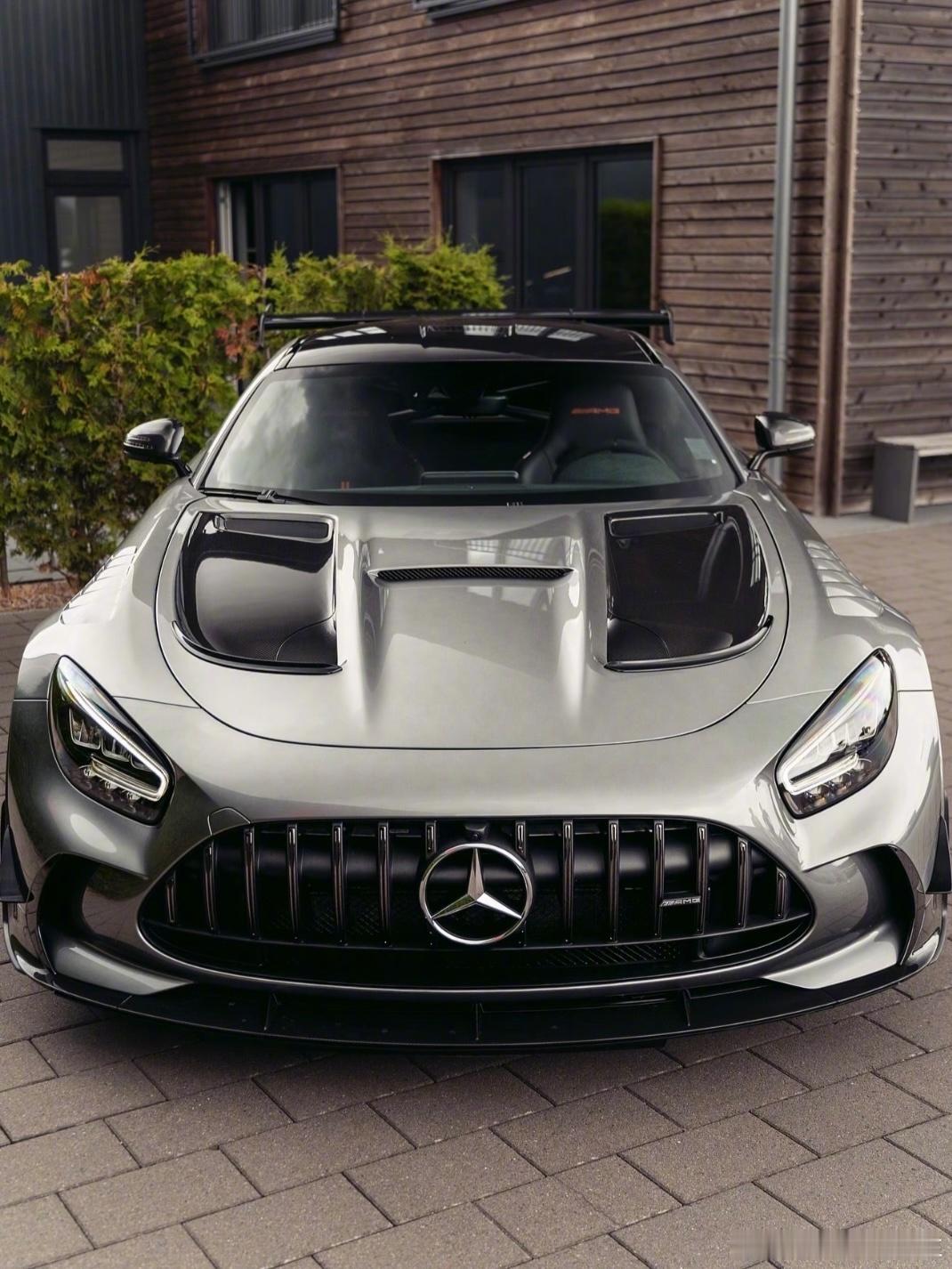 源自Affalterbach的速度杰作，灰黑涂装尽显绅士风范，速度与优雅达成了完