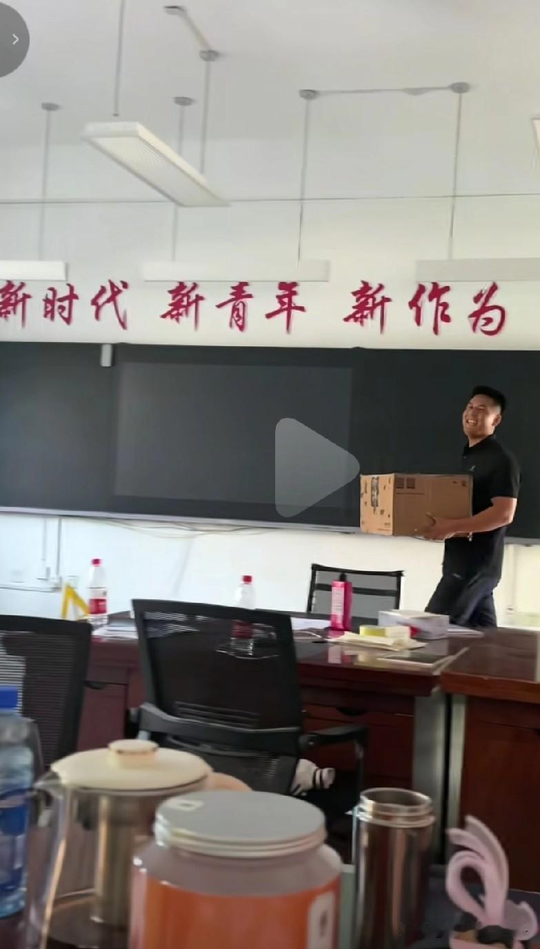 马常和全程姨母笑，这月饼吃出了骄傲的感觉[呲牙]
他今天就收到黑梅梅寄的月饼了，
