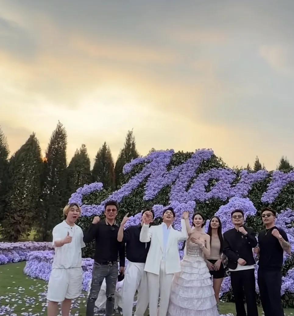 全网送祝福！千万粉丝网红梅尼耶求婚成功，未婚妻黄婉均气质出众，曾传CP的痞幼缺席