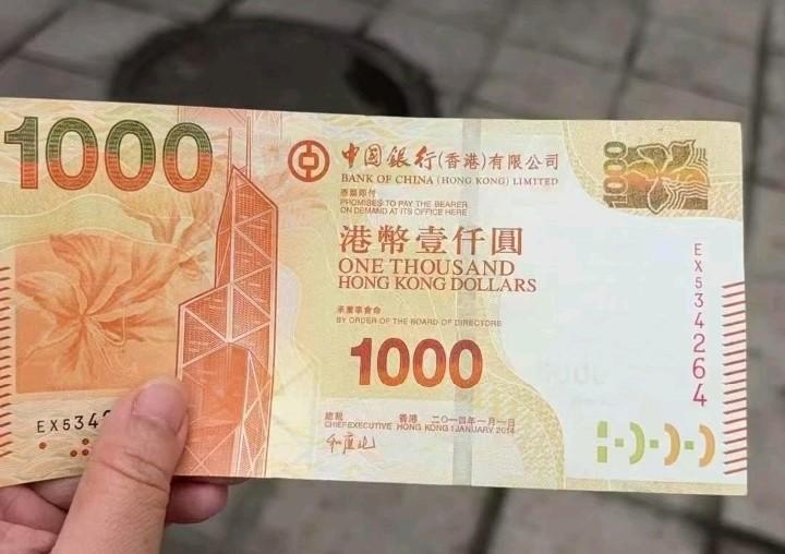 汕头一女子20分钟狂撒港币，

真钱乱飞引哄抢，

谁在捡钱谁犯法了。

昨天下