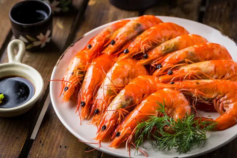 今天孩子问我，虾是暗灰色的，怎么一炸就成红色的了🦐🦐🦐🦐🦐。
我也不知