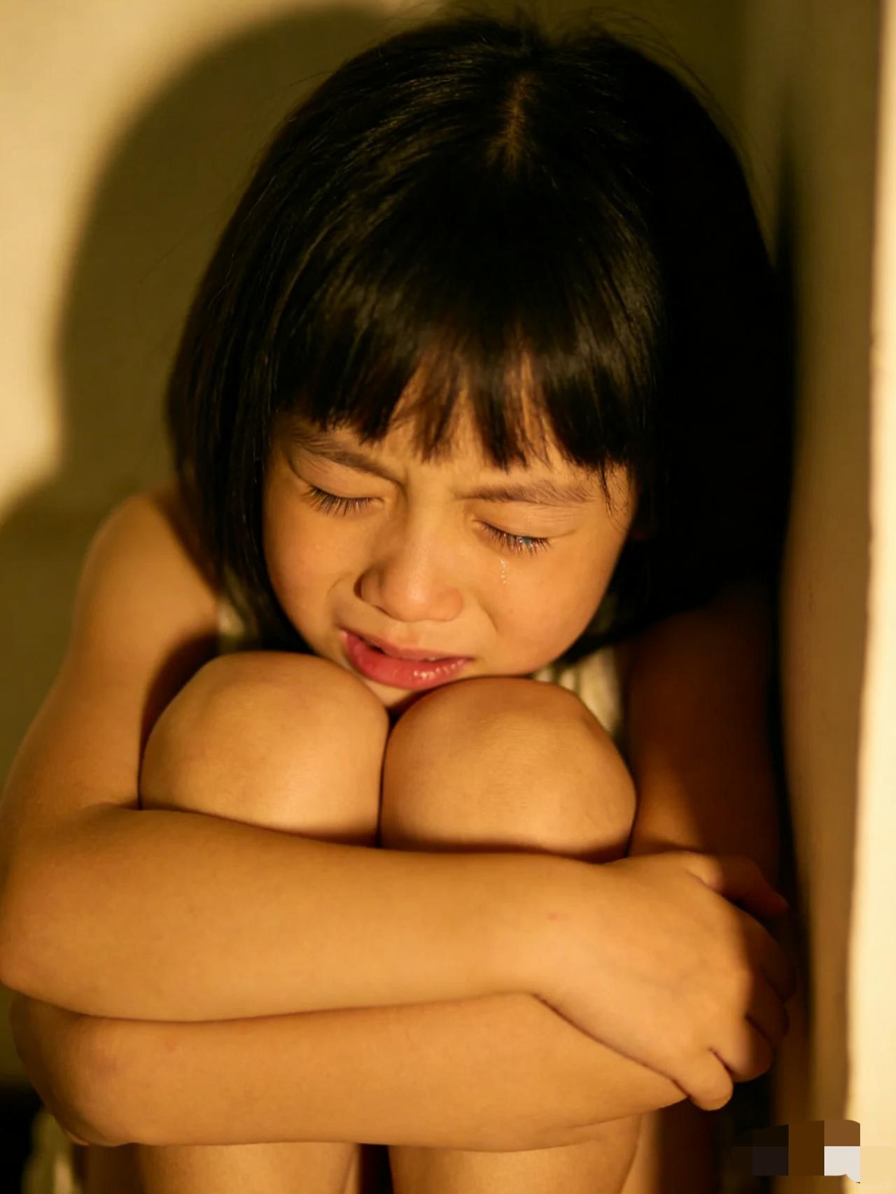 “倒打一耙！”河南新郑市一名8岁女童在小区超市买零食时，遭遇56岁超市老板张豪的