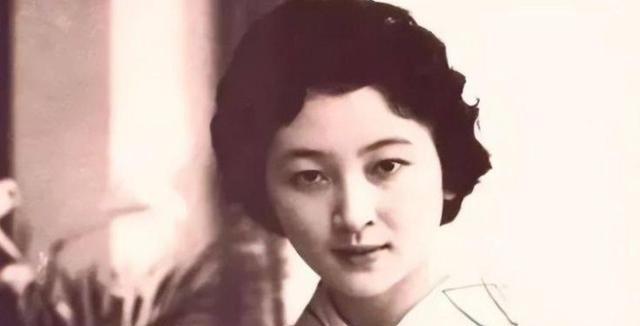 1942年，一女八路从来不洗脚，引起了游击队长甄凤山的警惕，他半夜潜入女队员房间