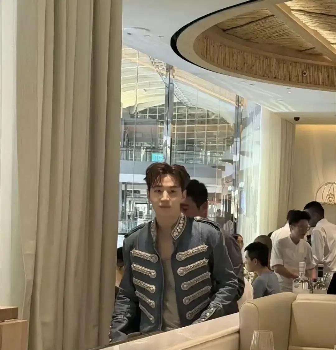 工地里拉琴，门票秒光
 
金沙二期还没封顶，钢筋堆里突然响起小提琴。刘宪华把安全