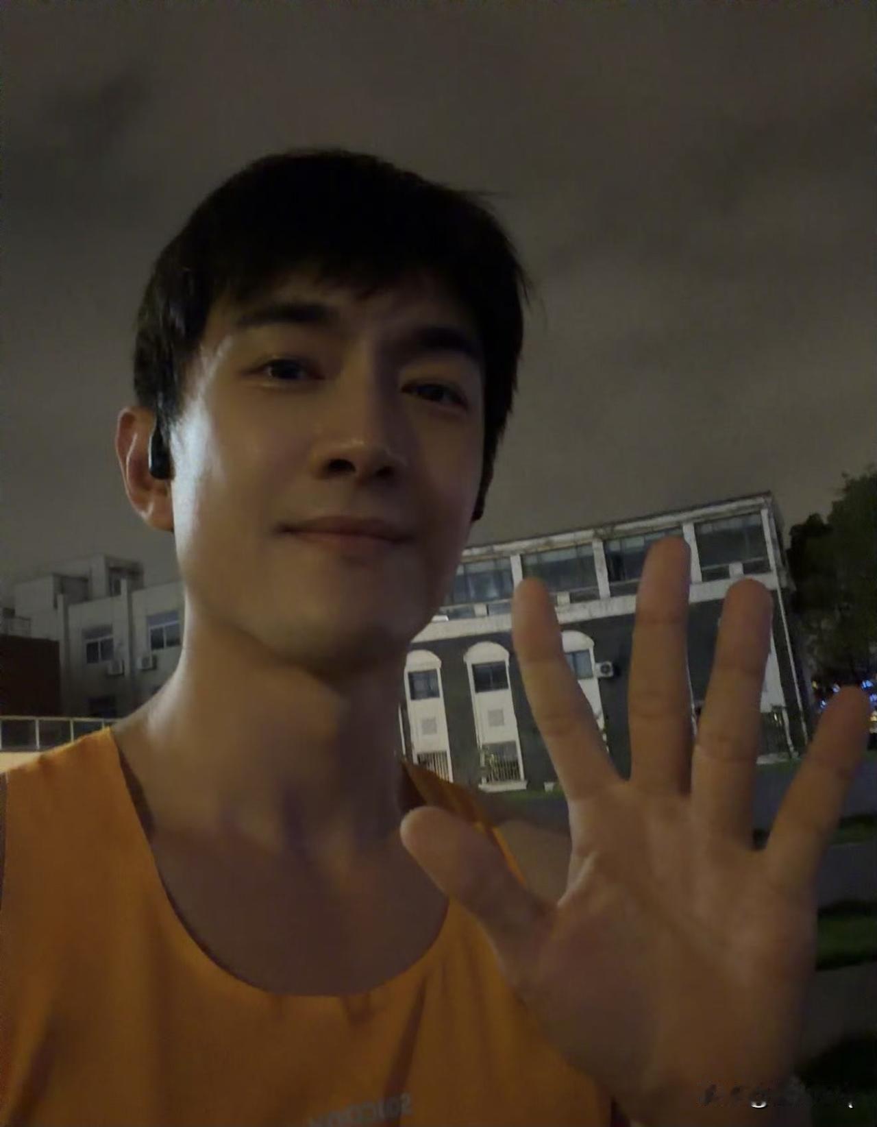 林更新夜跑照，顺毛发型巨显男大感，一点都看不出38岁了啊。