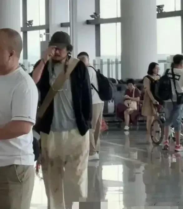 你以为他是流浪汉，其实人家穿的是巴黎世家新款！ ​也许是现在衣服设计师已经设计不