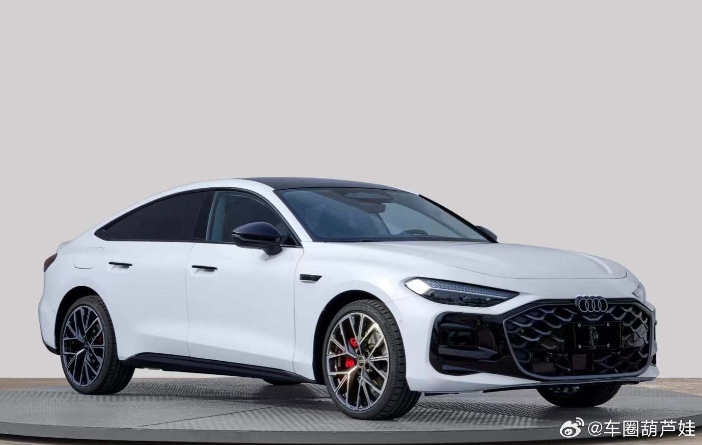 终于在上生新所邂逅了上汽奥迪家族的颜值担当！这抹优雅的轮廓线，配上经典的一体式进