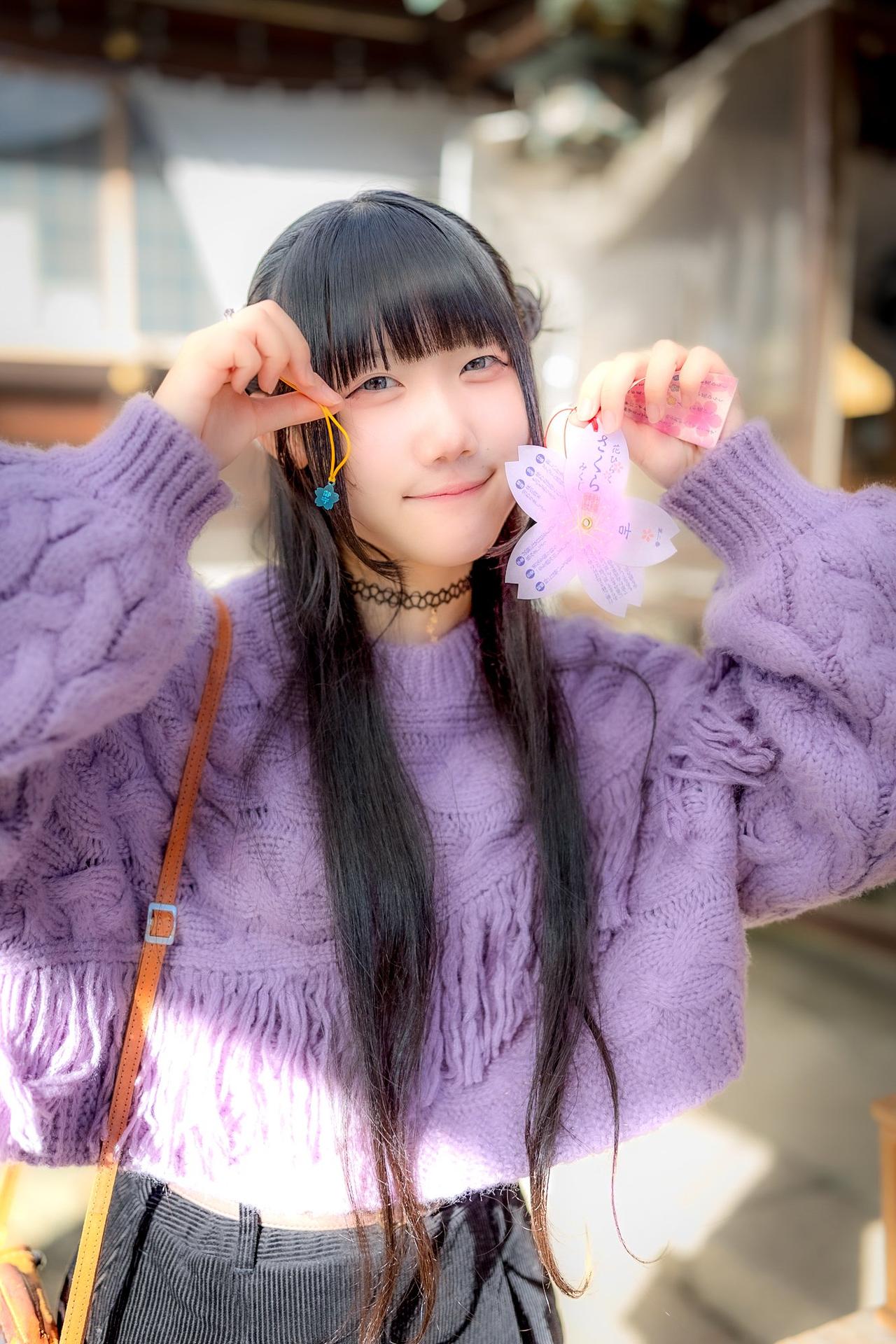 紫色毛衣少女，甜美可爱！