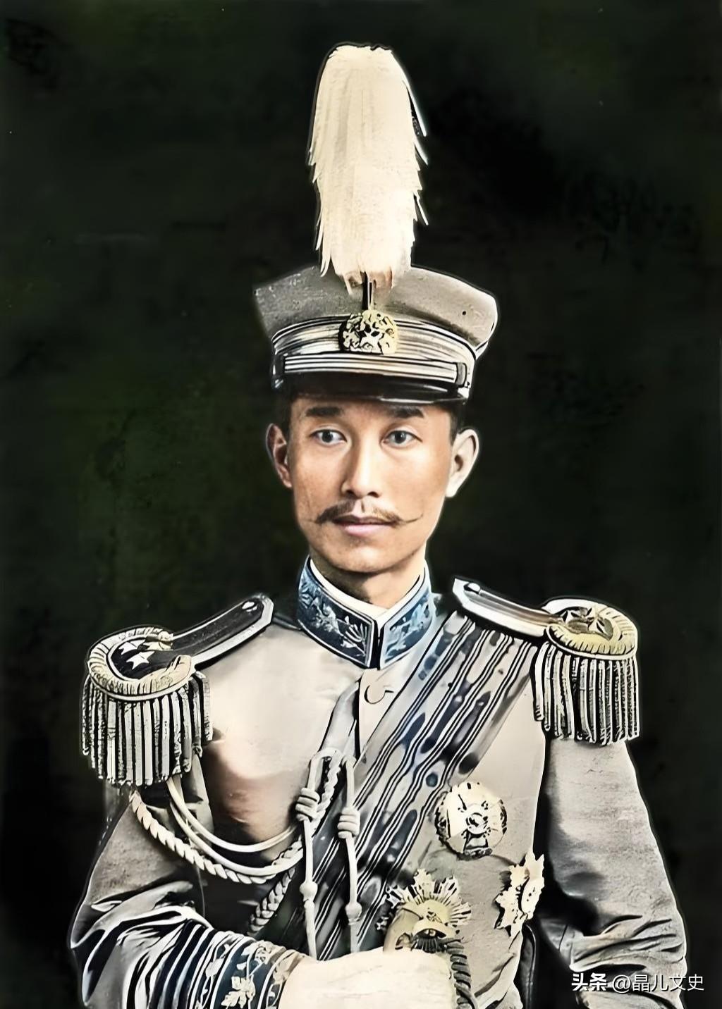 他是终结袁世凯帝王梦的护国神将，是为四万万同胞争人格的民国军神，更是整个民国唯一