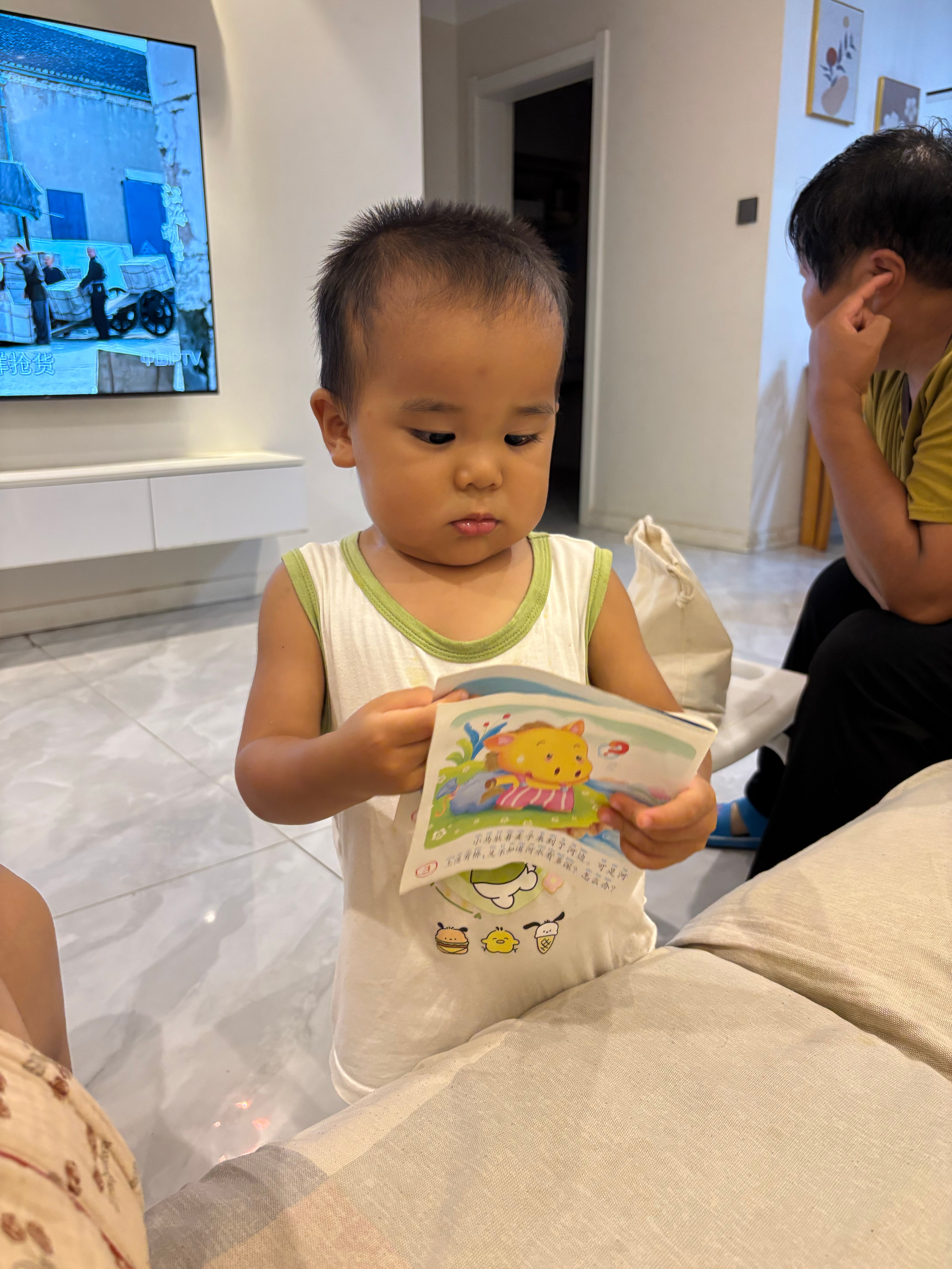 每次宝子让给他讲故事，读不了两页他就翻页或者让你重新读一本 